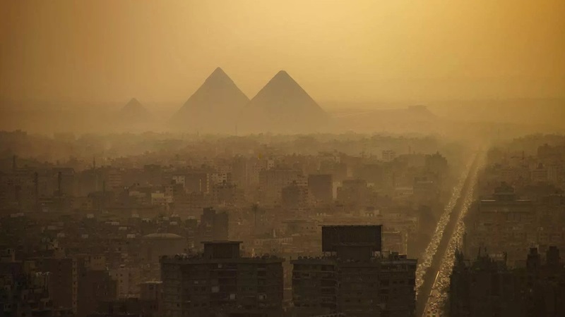 Paulo Azevedo - Pyramids of Giza in a smokey fog. Egypt's 2030 Goals for Combating Air Pollution