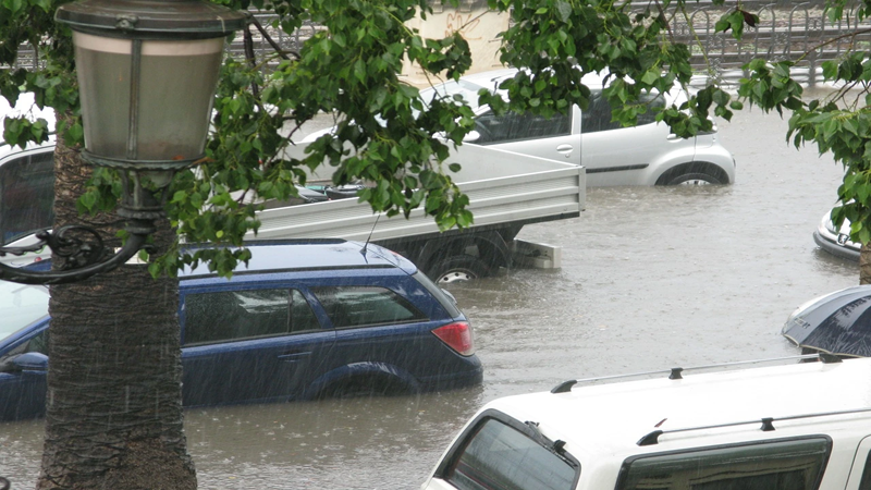 How should governments act to deal with the threat of flooding? The Italian example.